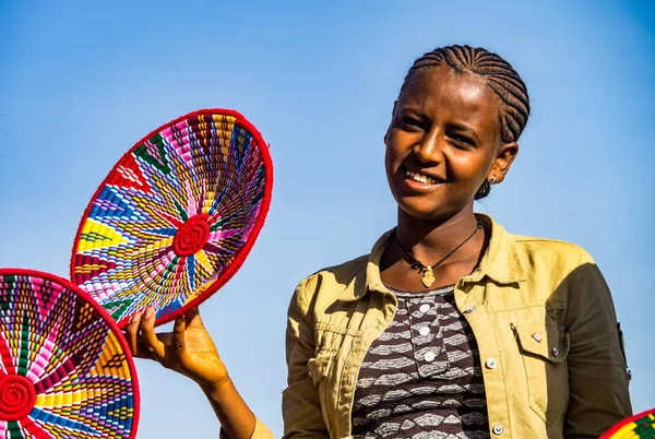 Aksum, Etiyopya - Şubat 09, 2020: Etiyopyalı kızlar Aksum, Etiyopya 'daki sepet pazarında sepet satıyorlar.