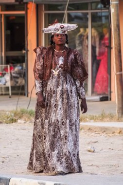 Opuwo, Namibya - Haziran 06, 2019: Opuwo 'da geleneksel giyinmiş Kahraman Kadın. Namibya. Bugün 240.000 üyeyle birlikte Bantu grubuna mensup olan Herero..