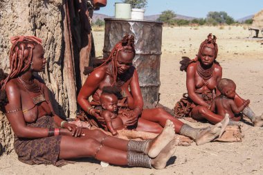 Opuwo, Namibya - Temmuz 07, 2019: Himba köyünde tipik kolye ve saç stiline sahip tanımlanamayan Himba kadınları
