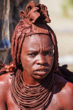 Opuwo, Namibya - Temmuz 07, 2019: Himba köyünde tipik kolye ve saç stiline sahip tanımlanamayan Himba kadını