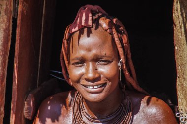 Opuwo, Namibya - Temmuz 07, 2019: Himba köyünde tipik kolye ve saç stiline sahip tanımlanamayan Himba kadını