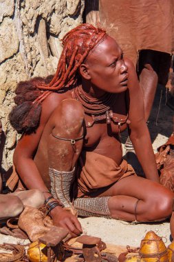 Opuwo, Namibya - Temmuz 07, 2019: Himba köyünde tipik kolye ve saç stiline sahip tanımlanamayan Himba kadını