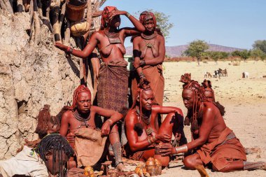 Opuwo, Namibya - Temmuz 07, 2019: Himba köyünde tipik kolye ve saç stiline sahip tanımlanamayan Himba kadınları
