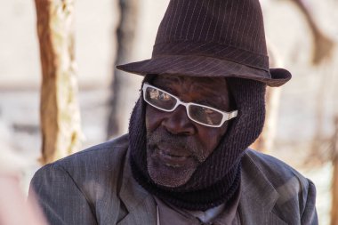 Opuwo, Namibya - Temmuz 07, 2019: Namibya 'nın kuzeybatısındaki Kunene Bölgesi' nin başkenti Opuwo 'da görülen yaşlı Namibyalı adam
