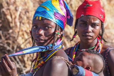 Opuwo, Namibya - Temmuz 07, 2019: Opuwo sokaklarında tipik kolye ve saç stiline sahip tanımlanamayan Himba kadınları