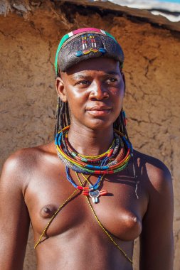 Opuwo, Namibya - Temmuz 07, 2019: Himba köyünde tipik kolye ve saç stiline sahip tanımlanamayan Himba kadını