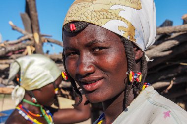 Opuwo, Namibya - Temmuz 07, 2019: Himba köyünde tipik kolye ve saç stiline sahip tanımlanamayan Himba kadını