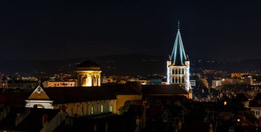 Fransa 'nın Annecy şehrindeki ortaçağ sarayı Palais de l' Ile hapishanesinin gece manzarası.