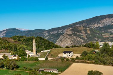 Serre-Poncon Gölü 'ndeki La Breole köyü. Lac de Serre-Poncon, Fransa 'nın güneydoğu kesiminde, Gap kasabası yakınlarında yer alan bir göldür. Batı Avrupa 'daki en büyük yapay göllerden biridir.
