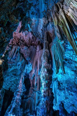 Cebelitarık 'taki Yukarı Kaya Doğa Koruma Alanı. Cebelitarık 'taki Yukarı Kaya Doğa Rezervi' nde bulunan renkli LED ışıklarıyla aydınlatılmış Eski Aziz Michaels Mağarası 'nı keşfediyoruz..