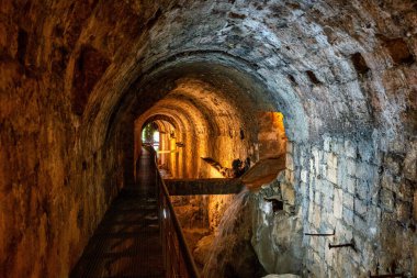 Santa Maria, Cazorla, Jaen, Endülüs, İspanya Kilisesi 'nin yıkıntılarının altındaki Serezuelo Nehri Kasası.