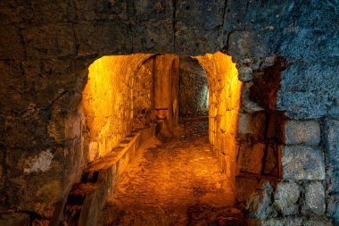 Santa Maria, Cazorla, Jaen, Endülüs, İspanya Kilisesi 'nin yıkıntılarının altındaki Serezuelo Nehri Kasası.