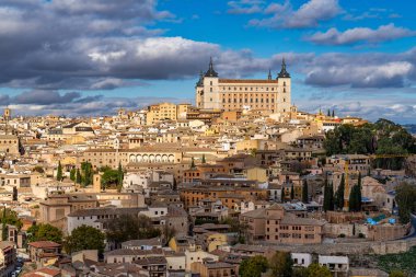 Toledo, İspanya. Alcazar 'ı olan eski bir şehir, Tagus Nehri' nin üzerindeki Kraliyet Sarayı. İspanya, Avrupa