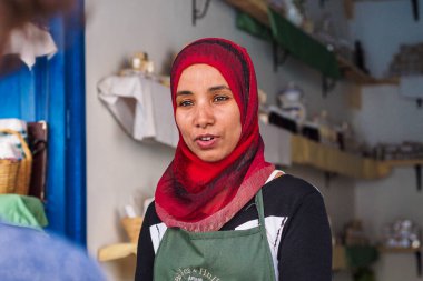 Rabat, Fas - 13 Ekim 2019: Faslı bir kadın Rabat, Fas 'taki işlek açık hava pazarında meyve ve ot satıyor.