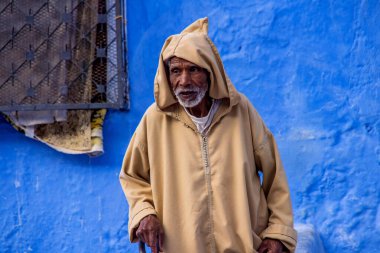Chefchaouen, Fas - 14 Ekim 2019: Kuzeybatı Fas 'ta bir şehir olan Mavi Chefchaouen veya Chaouen' de sokak yaşamı. Mavinin tonlarında binalarıyla ünlüdür.