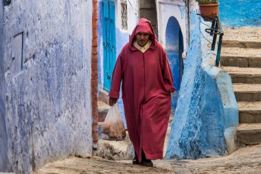 Chefchaouen, Fas - 14 Ekim 2019: Kuzeybatı Fas 'ta bir şehir olan Mavi Chefchaouen veya Chaouen' de sokak yaşamı. Mavinin tonlarında binalarıyla ünlüdür.