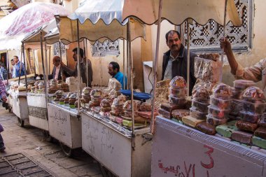 Fes, Fas - 15 Ekim 2019: Eski Fas Medine 'deki tipik sokak pazarı, Afrika' daki Fas