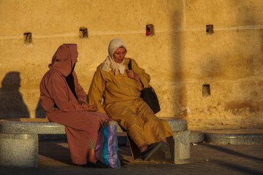 Fes, Fas - 15 Ekim 2019: Fez 'deki kalede oturan iki kadın. Kasbah Cherarda, Fes el-Jdid 'in kuzeyindeki Fez şehrinde bir kasbah. Kasbah el-Khemis olarak da bilinir.