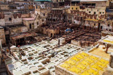 Fes, Fas - 15 Ekim 2019 Fas Tabakhaneleri, Fas, Afrika. Fes 'teki eski tabakhanelerde deri boyayla boyanmış.