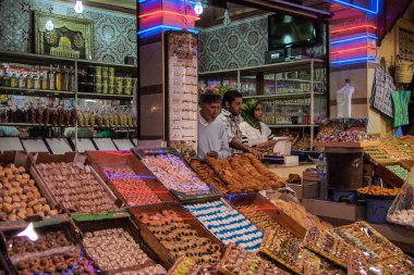 Meknes, Fas - 16 Ekim 2019: Meksika 'da geleneksel pazar, Afrika' da Fas.