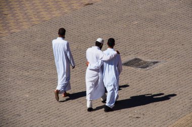 Meknes, Fas - 16 Ekim 2019 Meknes El-Mansour Meydanı 'ndaki Bab El-Mansour Kapısı' nda üç adam. Meknes, Fas 'ın dört İmparatorluk şehrinden biridir..