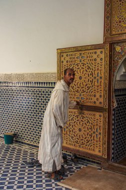 Rissani, Fas - 18 Ekim 2019: Rissani şehrinin yerel sakinleri şehrin sokaklarındaki faaliyetlerinde. Afrika.