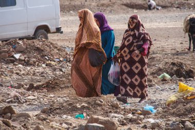 Rissani, Fas - 18 Ekim 2019 Fas 'taki Rissani pazarı ve eşek ve katırların park yeri. Afrika