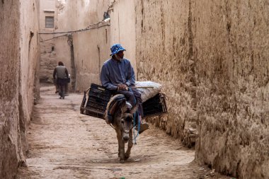 Erfoud, Fas - 17 Ekim 2019: Sokaktaki insanlar, Ksar Maadid, Erfoud, Rissani, Afrika 'daki Fas