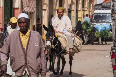 Rissani, Fas - 18 Ekim 2019: Rissani şehrinin yerel sakinleri şehrin sokaklarındaki faaliyetlerinde. Afrika.