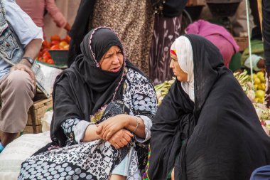 Erfoud, Fas - 19 Ekim 2019: Bin Kasbalı Yolu 'nun yerel sakinleri sokaklarda, Fas, Afrika' da faaliyetlerinde bulundu.