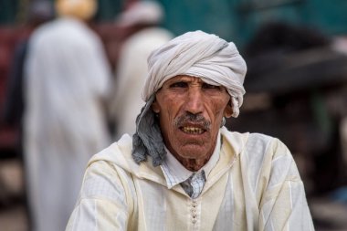 Erfoud, Fas - 19 Ekim 2019: Bin Kasbalı Yolu 'nun yerel sakinleri sokaklarda, Fas, Afrika' da faaliyetlerinde bulundu.