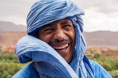 Erfoud, Fas - 19 Ekim 2019: Bin Kasbalı Yolu 'nun yerel sakinleri sokaklarda, Fas, Afrika' da faaliyetlerinde bulundu.