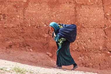 Dades Gorge, Fas - 20 Ekim 2019: Fas 'taki Atlas Dağları' ndaki Dades Nehri boğazında yaşayan berberler. Dades Boğazı 'nın derinliği 200 ile 500 metre arasında..