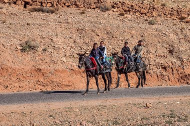 Ouarzazate, Fas - 21 Ekim 2019: Marakeş, Ait Ben Haddou ve Ouarzazate arasındaki Yüksek Atlas Dağları 'ndaki yollarda insanlar