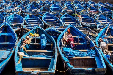 Essaouira, Fas - 25 Ekim 2019: Afrika 'daki Essaouira, Fas limanında bir sürü mavi balıkçı teknesi