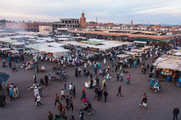 モロッコのマラケシュ 10月21 2019 クトゥビアのモスク マラケシュ モロッコ 北アフリカとJemaaエルFna市場広場 Jemaa Fnaaは マラケシュのメディアで有名な広場と市場の場所です — ストック写真