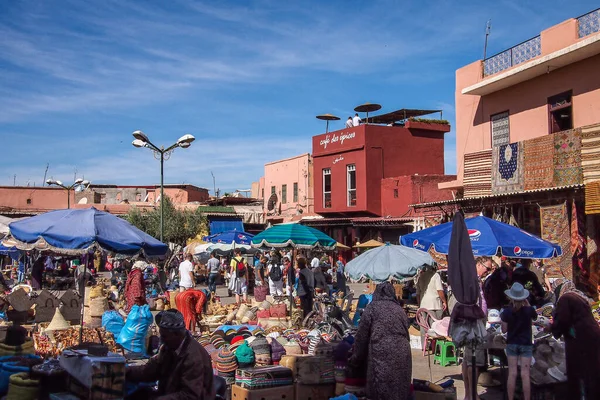 モロッコのマラケシュ 2019年10月22日 モロッコ最大の伝統市場であるマラケシュ スークの人々は 伝統的なバーバーカーペットから現代的な電子機器まで 18種類のスークを販売しています — ストック写真
