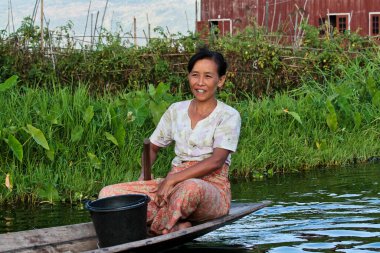Inle Lake, Myanmar - 08 Kasım 2019: Burmese halkı Shan State, Myanmar eski Burma 'da Inle Gölü' nde. Inle Gölü, Shan Eyaleti 'nin Taunggyi ilçesinin Nyaungshwe ilçesinde bulunan bir tatlı su gölüdür.
