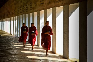 Bagan, Myanmar - 14 Kasım 2019: Bagan 'da Shwezigon Pagoda veya Shwezigon Paya' da Burmalı keşişler, Myanmar Asya 'da eski Burma