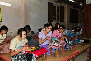 Bagan, Myanmar - 14 Kasım 2019: Bagan, Myanmar eski Burma 'daki geleneksel dantel donanım fabrikası ve mağazası