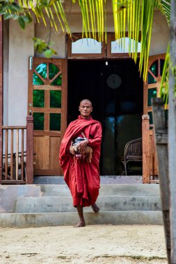 Bagan, Myanmar - 16 Kasım 2019: Birmanyalı keşiş sabah Bagan 'da yardım dileniyor, Myanmar Asya' da eski Burma