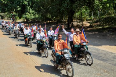 Bagan, Myanmar - 16 Kasım 2019: Bagan 'da Aung San Suu Kyi için gösteri yapan Birmanya halkı