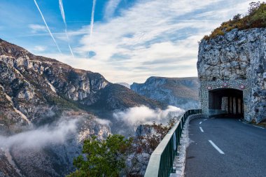 Verdon Gorge, Gorges du Verdon, Fransız Alpleri, Provence, Fransa 'da turkuaz yeşili kıvrımlı nehir ve yüksek kireçtaşı kayalarıyla ünlü kanyonun muhteşem manzarası.