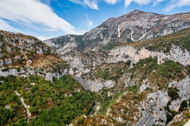 Verdon Gorge, Gorges du Verdon, Fransız Alpleri, Provence, Fransa 'da turkuaz yeşili kıvrımlı nehir ve yüksek kireçtaşı kayalarıyla ünlü kanyonun muhteşem manzarası.