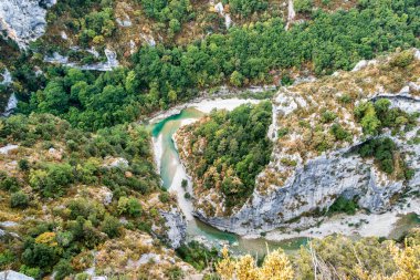 Verdon Gorge, Gorges du Verdon, Fransız Alpleri, Provence, Fransa 'da turkuaz yeşili kıvrımlı nehir ve yüksek kireçtaşı kayalarıyla ünlü kanyonun muhteşem manzarası.