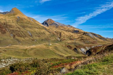 Fransa 'nın Auvergne-Rhone-Alpes bölgesindeki Savoie' de Montvalezan yakınlarındaki Fransız Alplerinin Alp manzarası