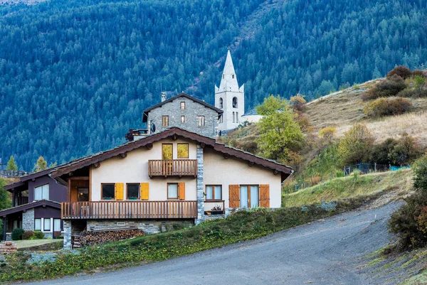 Alpejski Krajobraz Alp Francuskich Lanslevillard Kościołem Michała Alpach Prowansji Francja — Zdjęcie stockowe