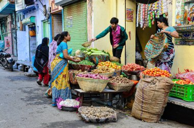 Udaipur, Hindistan - Ocak 03, 2020: Udaipur Rajasthan, Hindistan 'da geleneksel Hint sokak pazarı