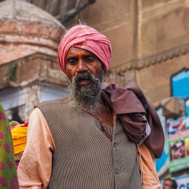 Varanasi, Hindistan - 23 Aralık 2019: Sadhu Varanasi 'deki ghatlarda, Uttar Pradesh, Hindistan' daki sofu kutsal adamlar