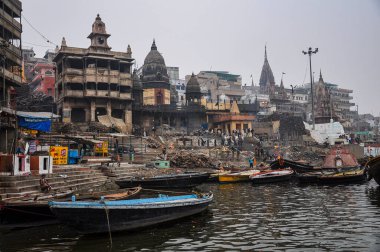 Varanasi, Hindistan - 23 Aralık 2019: Ganj Nehri 'nden Ghat ve Varanasi Şehri Sabah Görüşü
